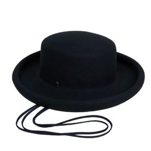 Clyde Rowan Hat in Black Wool w. Suede Drawstring